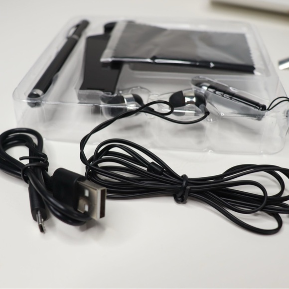 Host Pick!!!!  Apple IPad Essentials Kit “ONLY” Bundle Kit Check Description - Picture 10 of 11